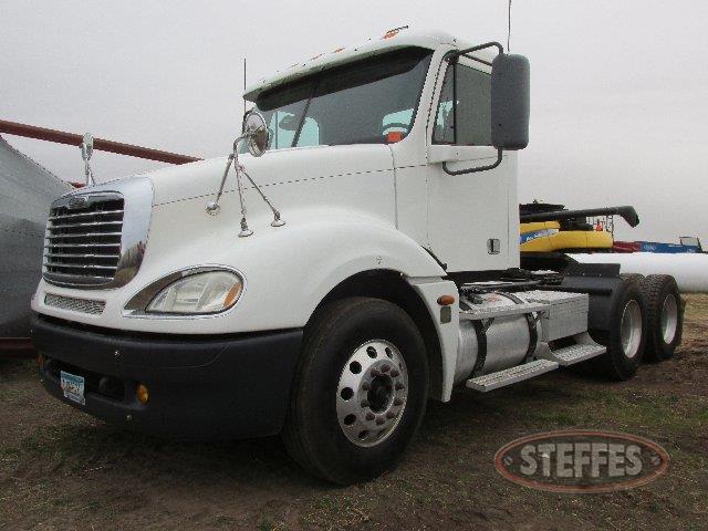 2005 Freightliner Columbia_0.jpg